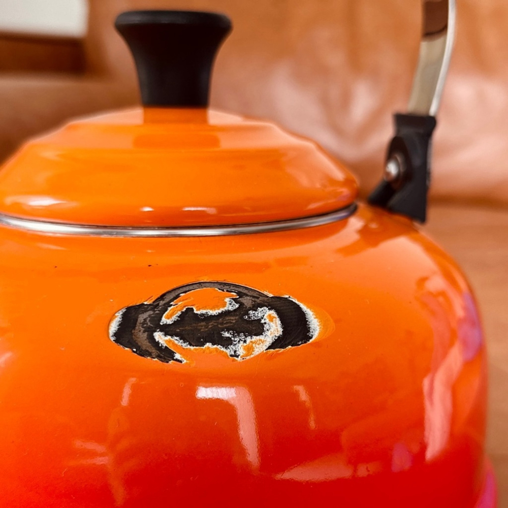Vintage Le Creuset whistling Kettle - some damage - 1.6 litres - Picture 4 of 11